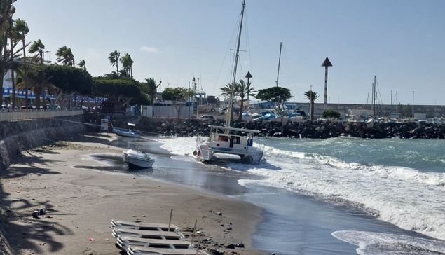 Drie boten losgeslagen tijdens storm Francis gestrand op Playa Las Marañuelas